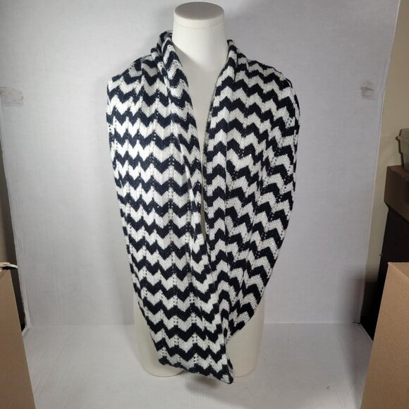 Calvin Klein Woman Chevron Pattern Sequined Black & White Knit Infinity Scarf - Picture 1 of 8